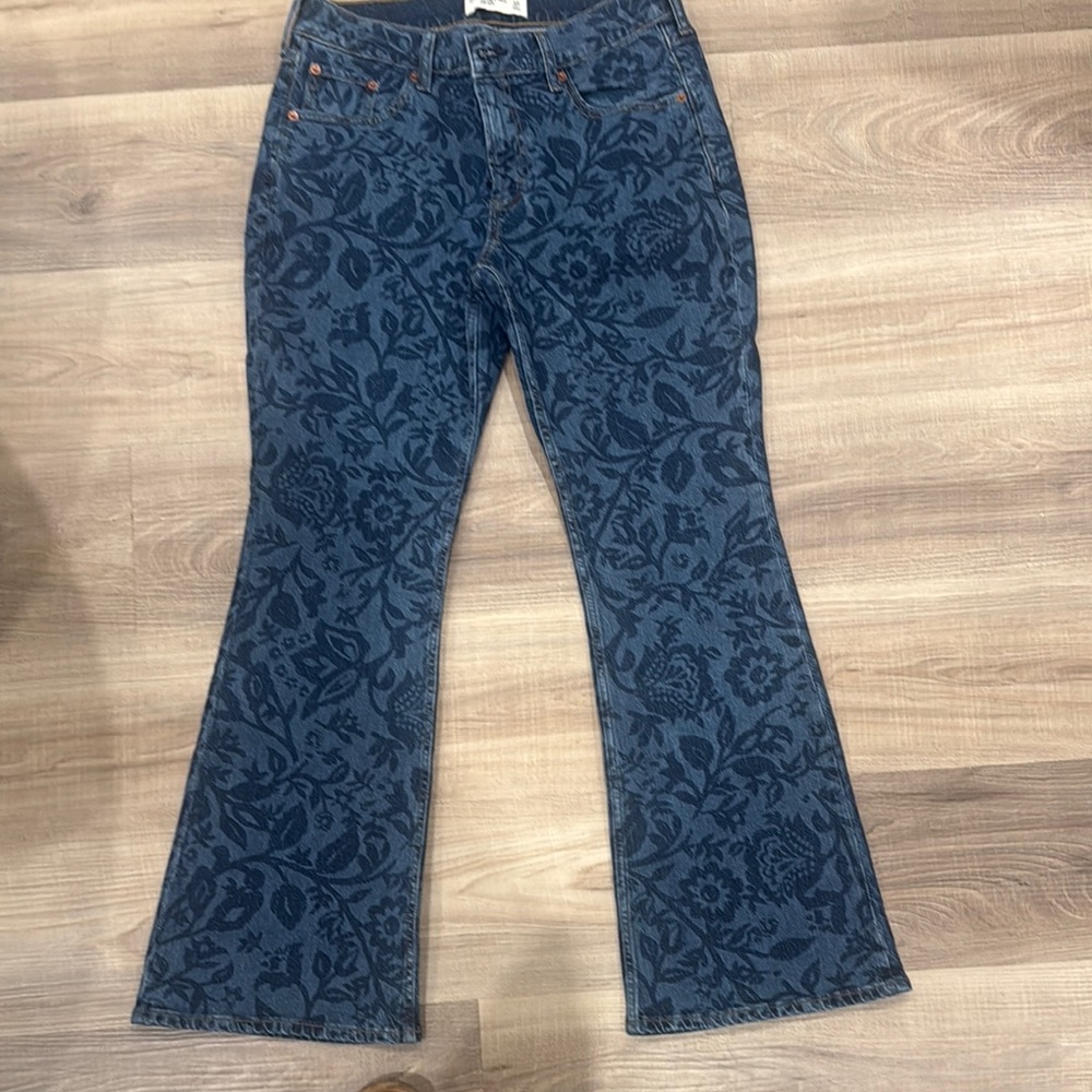 Abercrombie & Fitch floral Jean. NWOT.